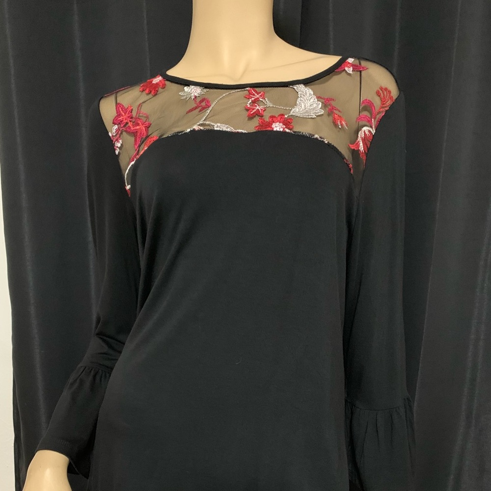 🌷89th and Madison🌷 Floral Embroidered Top